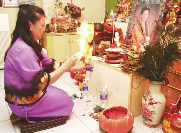 妙婵师太表示,当一个人为情所困时,很容易做出失去理智的事,“忘情水”的效力有如镇静剂,可令当事人冷静下来。