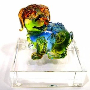 宜:依照个人选择的桃花日,在南方摆放琉璃狗饰品,以催动桃花。
