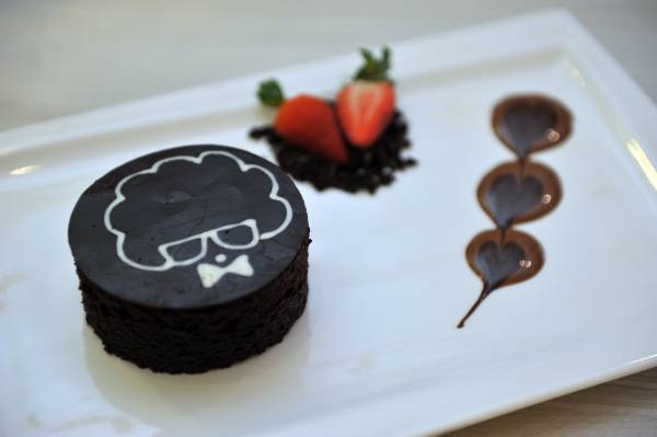 店里的主打巧克力甜品 Mad About Coco ,热巧克力倒上 便会融化,形成心型,内里还有微酸的草莓一解甜腻。
