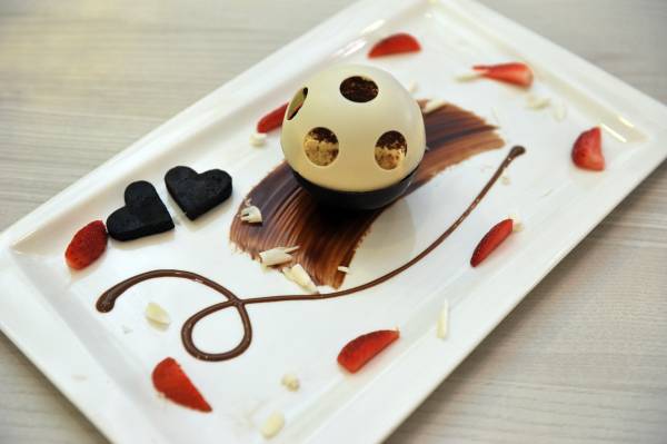 Innocent Devil Tiramisu Ball以UFO 飞船作为造型,设计相当吸引眼球。无辜的白巧克力被热情的黑巧克力融化,提拉米苏就藏在里面!