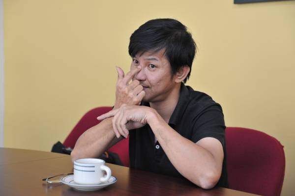 王居士不建议易容者在鼻子加入假体,这会加倍压住命门,因此他会鼓励以注射玻尿酸的方式“造鼻梁”改运。