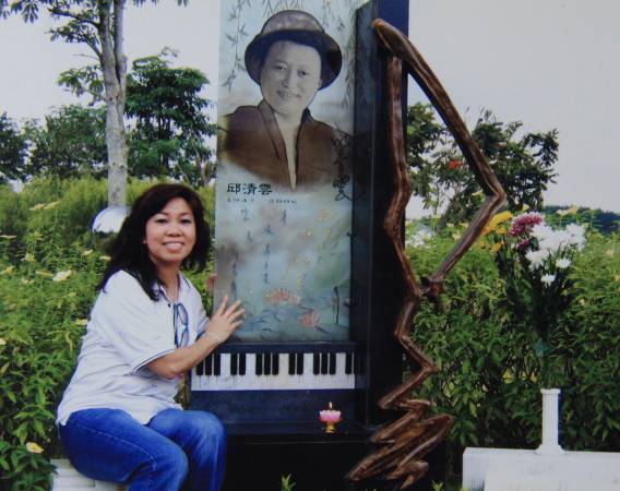 每逢清明节 ,李秀美(左一起)、婷婷(李逸的遗孀)和友人都会结伴到富贵山庄拜祭邱清云和李逸。