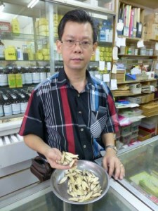 拥有多年经验的张淂斐医师表示:“丹参属于进补的温药,所以拿捏的分量不能太多,以平常人补气血,一天最多只能摄取大约一两。”