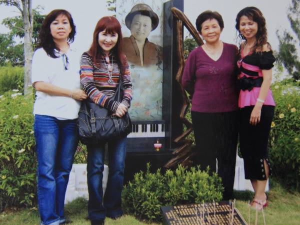 每逢清明节 ,李秀美(左一起)、婷婷(李逸的遗孀)和友人都会结伴到富贵山庄拜祭邱清云和李逸。