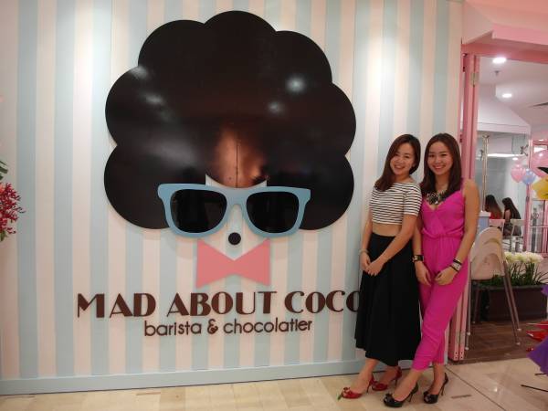 Mad About Coco创办人Jady( 粉红衣)跟姐姐Michelle 一起打造疯狂巧克力,让更多人品尝到美味的巧克力,为巧克力而疯狂!
