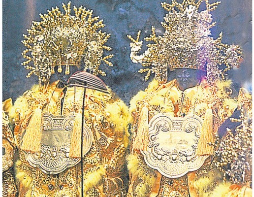 到紫南宫借发财金时,别忘了拜托土地婆(左),因为钱是祂掌管的。