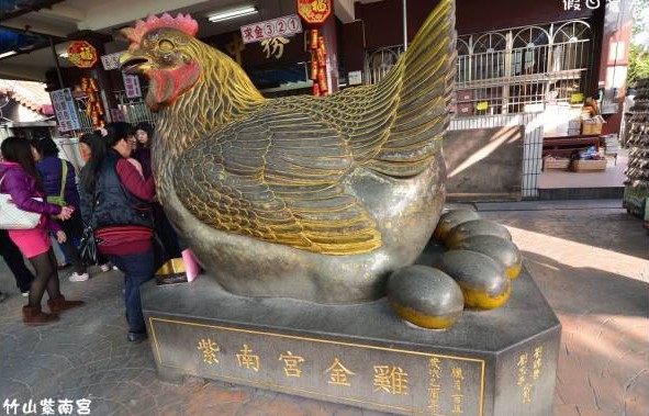 紫南宫的金鸡,据说摸了会有好财运,每个人到此都会摸一摸。