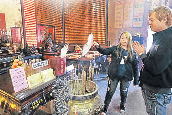大溪迎富送穷庙要先用济公蒲扇扫穷气,才能再向神明借钱迎富。