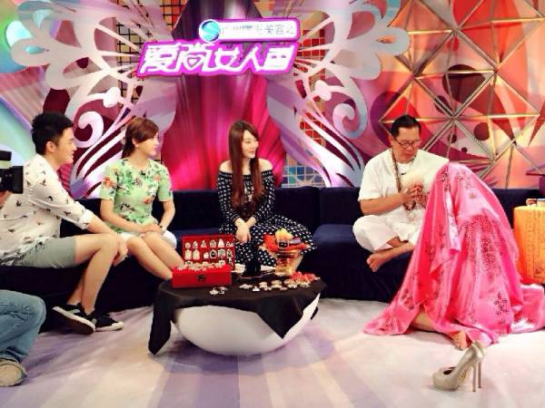 齐娜如今已成为泰国通,经常上节目介绍泰国佛牌和法事的威力。