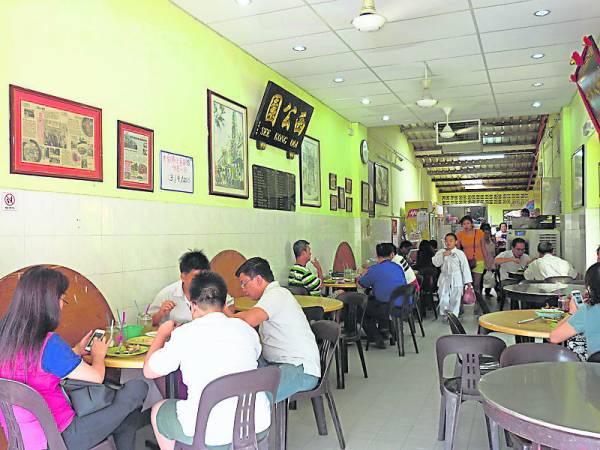 西公园饭店经历一次的搬迁,以后是否继续在这个地方营业则是一个未知数。