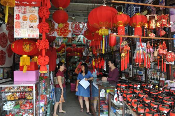 在马六甲有一间老店,在这里你可以找到各种传统的结婚用品,而店的后方却是卖着白事用品。