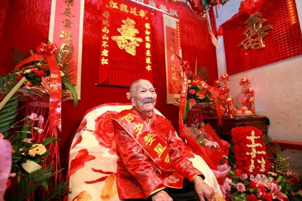 不同地方、民族,做大寿岁数都不同,有的是按虚岁,即提前一年,59岁做60大寿,69岁做70大寿;有的则说“男庆实,女庆虚”。