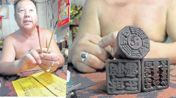 齐天大圣赐庄师父两样镇庙之宝——两支宝剑(一红一黑的毛笔)与三大宝印。