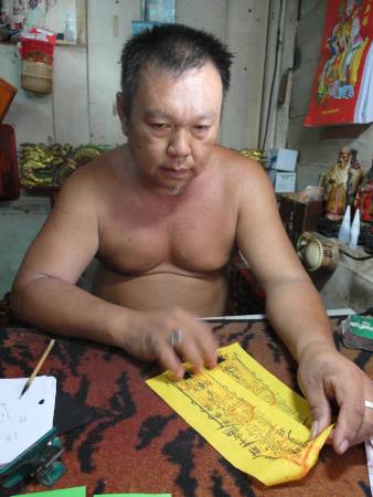 庄师父常年累月都市光着上身只穿一条短裤,倾力为善信排忧解难。