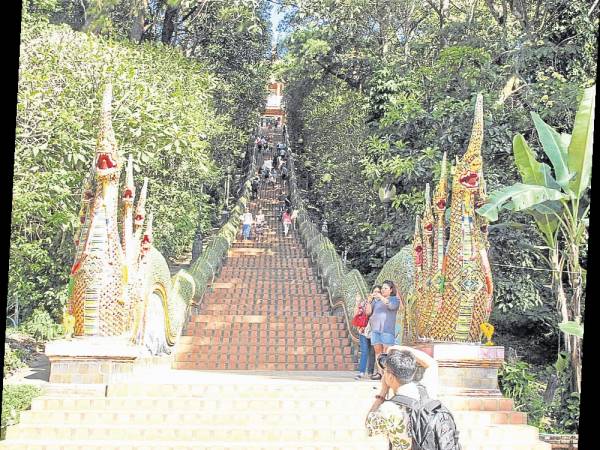 两只巨龙沿着斜坡卧在冗长的石阶上,一直伸到山顶佛寺山门,气势非凡!