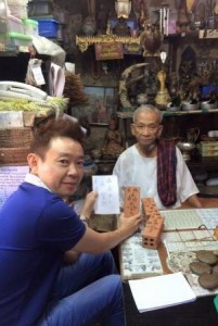 阿赞棚的「符咒红砖」独门法宝威力无穷,因此黎师父特地向他拜师。