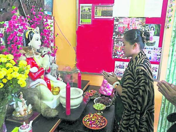 泰国狐仙后魅鲁士主持神像开光仪式。