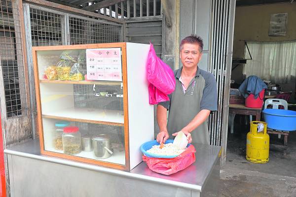 由法华山观音堂膳食主任张崇业经营招牌面手工刀麻切,富有口感和米香味。张氏刀麻切 Jalan Bukit Koman,27600 Raub, Pahang. 卫星导航:3.830832, 101.851442 营业时间:6.30am至10.30am
