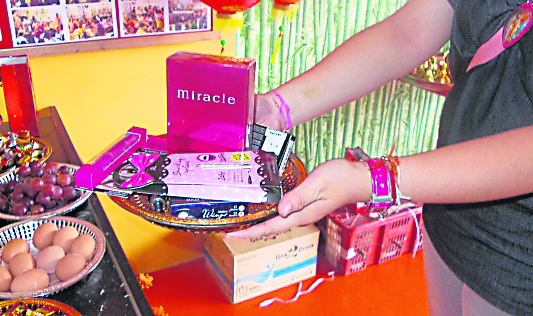 女士们为了增加魅力,纷纷在案上供奉化妆品和美容产品。