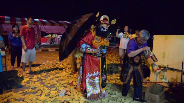 仪式开始,钟馗从祥灵宫外棚开始步罡踏斗,祭五方,施法驱赶邪灵煞气!画上八卦符以及太上老君的符張的八卦伞,草席、扫把等法器在钟馗手中快速舞动。