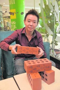 黎师父表示,符咒红砖可以改变家中的磁场,而无需大费周章修改住宅,因此可说是最经济省钱的风水局。