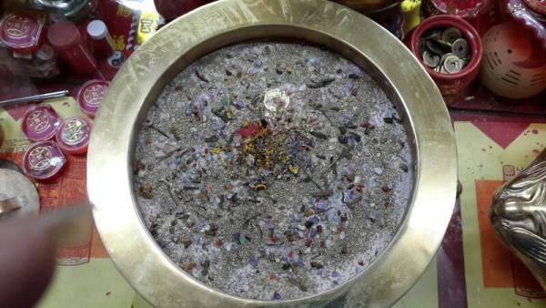 高先生生基炉所藏的虎眼石龟、化煞铜钱、十二生肖铜钱及七色水晶,个人头发、指甲、血,再铺满水晶。