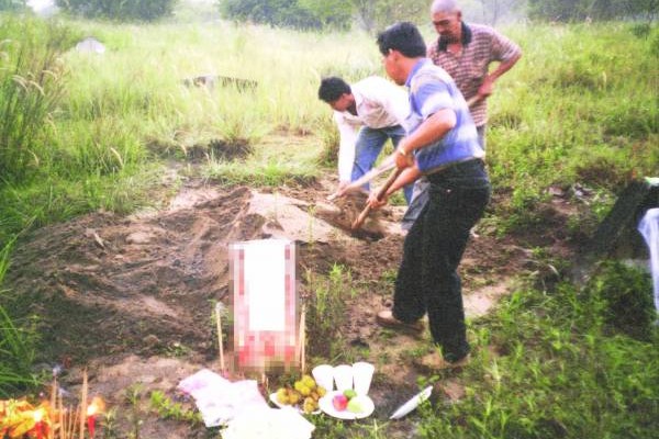 在日本战乱时代,活人尚且颠沛流离,不幸死去的人只能随地埋葬,因此出现许多乱葬岗。