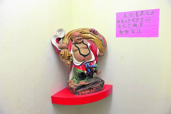 一踏入笑笑宫,就看到一尊大肚弥勒佛雕像摆放在入口,让人忘记所有不开心的事。