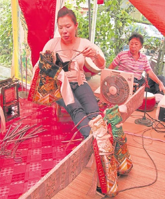 所有木偶在正式表演之前,都要重新组装,包括穿好衣服,装好铁枝。