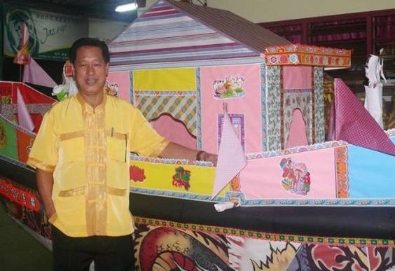 吴道长奉劝,坟墓四周最好是不要种树,以免造成“过江龙”格局。