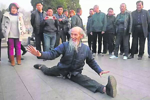 刘富中每天都会在公园练习“尽天年”的拳法,一字马根本难不倒他!