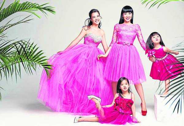 前二段婚姻,为钟丽缇带来了三个漂亮的女儿,母女合照,仿似姐妹花呢!