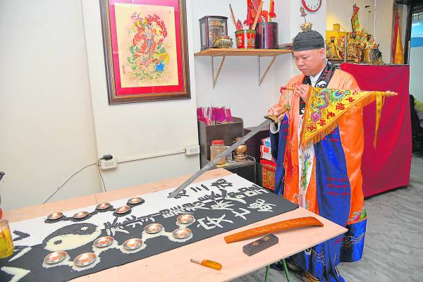 彭信华老师指出,“七星延寿灯”虽有抢救人命之效,但他在进行这法事之前必须请示神明,通过圣杯得到旨示后,法术才得以进行下去。