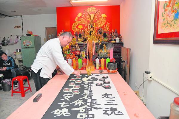在祥龙形状米粒的各角落点燃了七盏灯,就是彭信华老师拿手的『延寿续命阵』,而这阵法也在阎王手上抢下不少性命得以延续。
