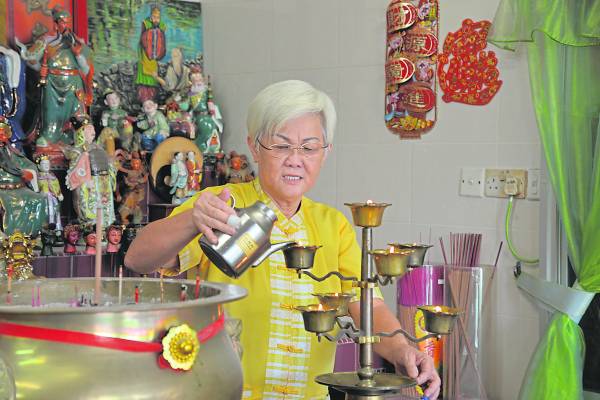 姜太公拜托地主公带路,将三个婴灵寄养到地府的孤儿院,日后再替它们办超渡仪式。