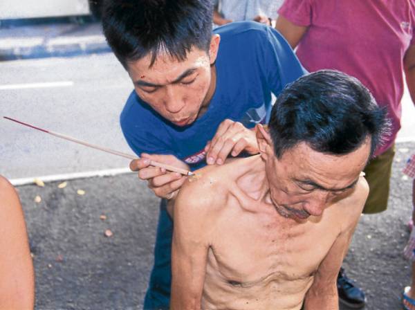 邓双松老伯伯如今已逝世,便由其儿子及徒弟接棒救人。