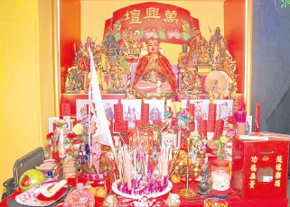 万兴坛,每年腊月都举行“谢港”仪式,今年更大事庆祝,举办大游行,非常热闹。