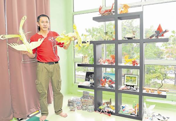 为了避免遭到破坏,蔡多勤将心血作品收藏在柜子上,供人欣赏。
