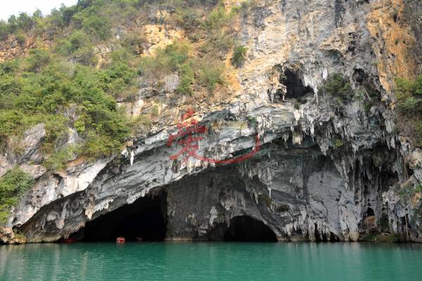 到巴马,除了做磁疗、取“长生之泉”、做足疗……当然少不了水上游览溶洞百鸟岩。