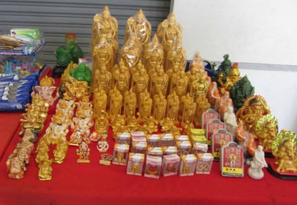 小摊所售卖的神像大部分都是没有开过光的,若带回家供奉只怕招来“好兄弟”。