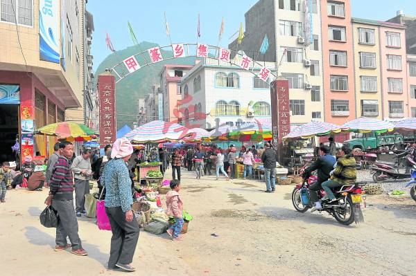 甲篆市集人山人海,档口亦琳琅满目,想要买什么,这里全都有。