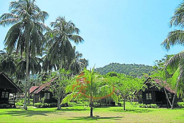 岛屿内到处竖立充满着甘榜风情的度假小屋。
