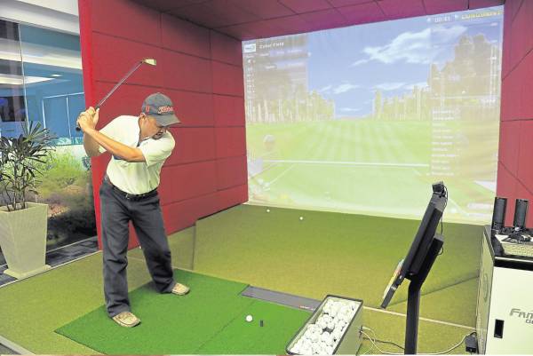 World CitiGolf 营运经理 Muhaimin 亲身示范如何使用韩国软件系统。