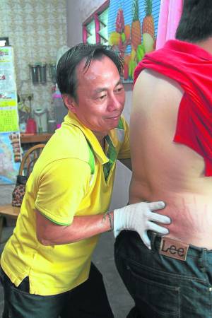 :“拇指神功”大师黄徕福靠着一只粗短的大拇指在身体上按按压压,就能推走病魔,简直是神乎其技,令人难以置信。