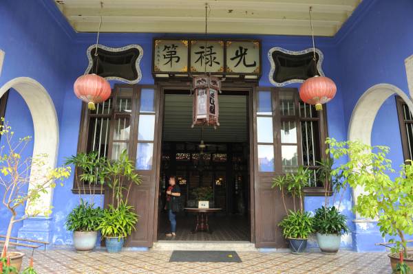 非一般高的旅店大门,仿佛特地为“高人”而设计!