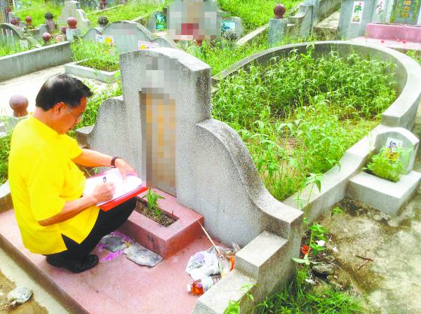 为了解决委托人的问题,吴道长竭力找出他们的祖坟到底是出了什么问题,并尽量解决。