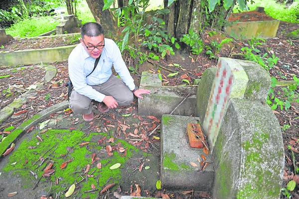 吴秋葵道长表示,无论是祖坟的造型、颜色、泥土、坐向、地形等等,都会影响家族运,除了会损丁损财,子孙的婚姻也会受牵连。