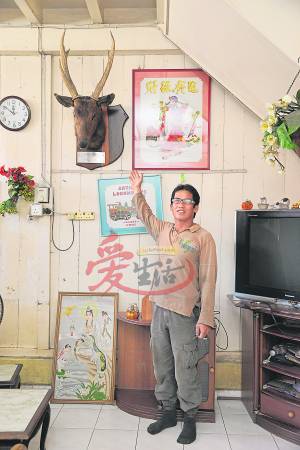 郑氏家族逾三十年前猎杀了一只壮如牛的鹿,并把鹿头制成标本挂在家中留念。