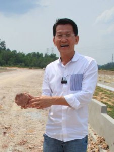 当初,陈厚伐在机缘巧遇下购买了这片亚洲唯一“三宝聚堂”的风水龙穴宝地,经风水名师指点,而耗巨资打造成墓园。