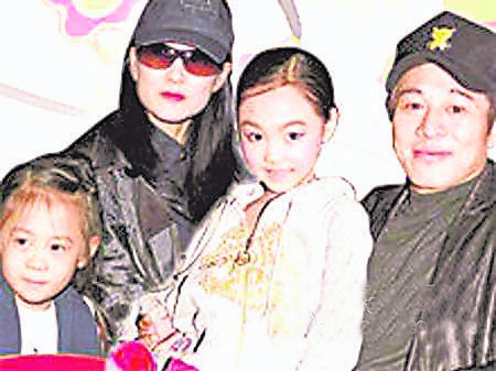 李连杰与利智一家四口,两个女儿都遗传了母亲的标致。